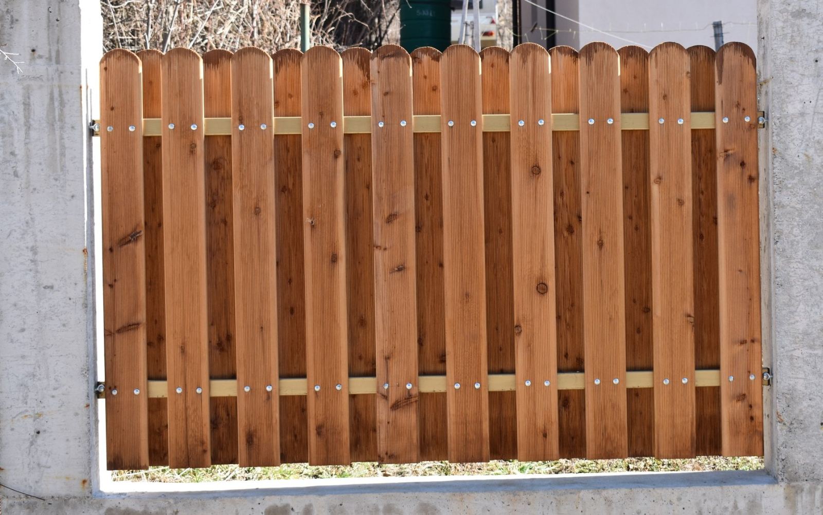 Дървена ограда